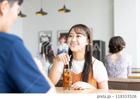 カフェでくつろぐ若い男女 118333526