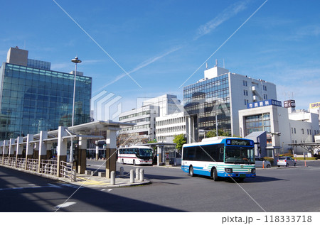 JR松江駅北口バスターミナルから見上げる爽やかな快晴の青空と駅前の街並みに立ち並ぶビル群:パース構図 JR松江駅北口バスターミナルから見上げる爽やかな快晴の青空と駅前の街並みに立ち並ぶビル群:パース構図 118333718
