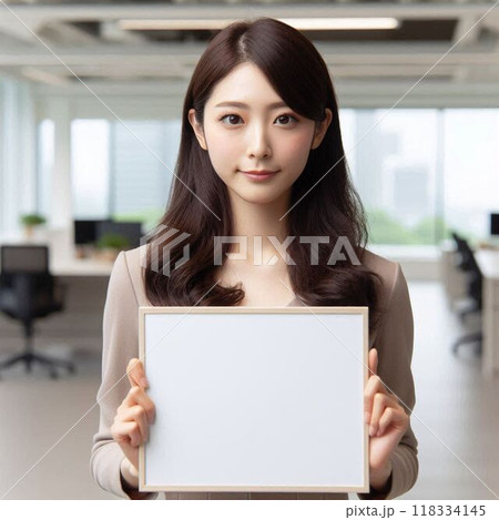 ホワイトボードを持つ女性 118334145
