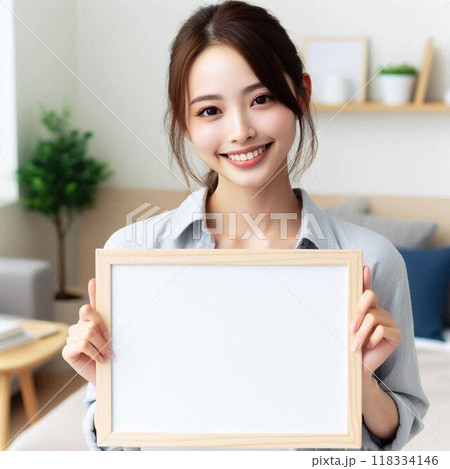 メッセージボードを持つ女性 118334146