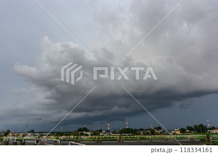 雷雲と豪雨をもたらす真夏の空 118334161