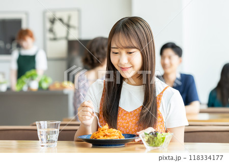 カフェでランチをする若い女性 118334177