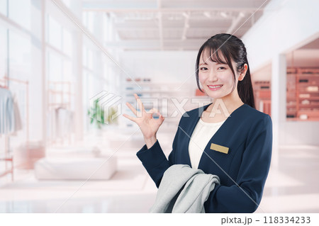 衣料品店で働く若い女性 118334233
