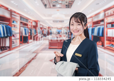 衣料品店で働く若い女性 118334245