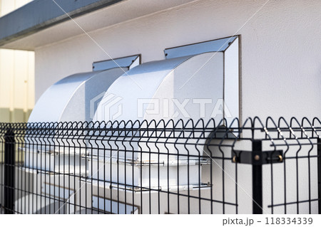 屋上の排気設備ウェザーカバー 118334339