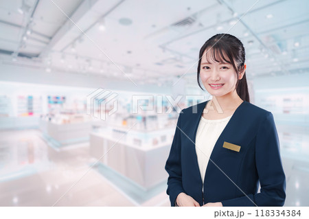 化粧品店で働く若い女性 118334384