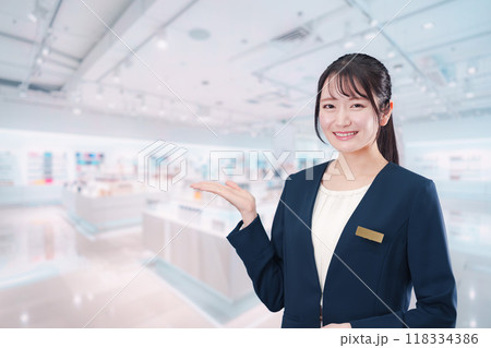 化粧品店で働く若い女性 化粧品店で働く若い女性 118334386