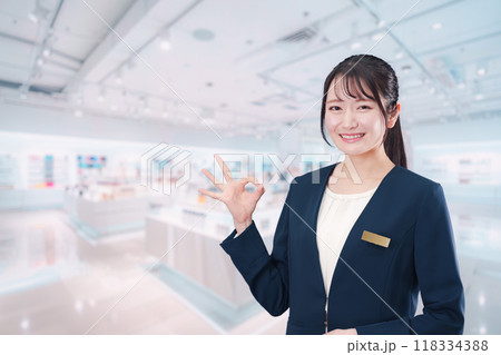 化粧品店で働く若い女性 118334388