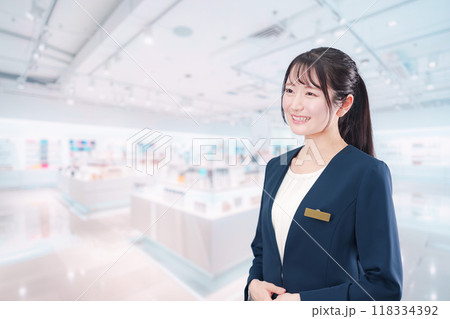 化粧品店で働く若い女性 118334392