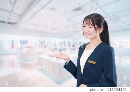 化粧品店で働く若い女性 化粧品店で働く若い女性 118334393