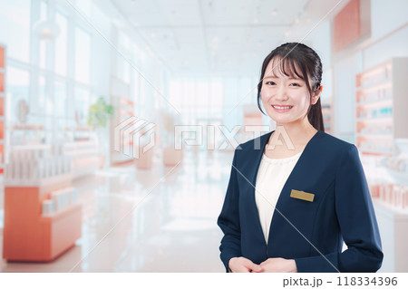 化粧品店で働く若い女性 化粧品店で働く若い女性 118334396
