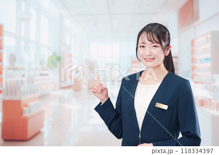 化粧品店で働く若い女性 118334397