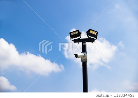 駐車場の防犯カメラとLED投光器 駐車場の防犯カメラとLED投光器 118334455