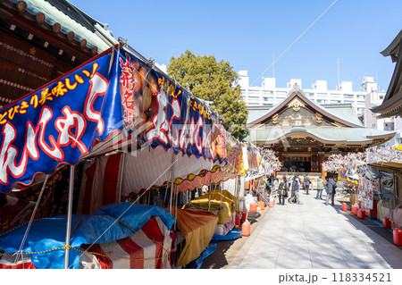 東京都文京区　湯島天神の境内の風景　梅まつり 118334521
