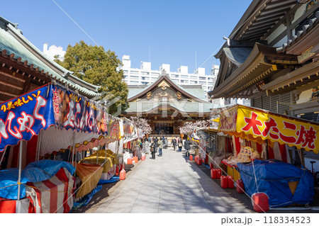 東京都文京区　湯島天神の境内の風景　梅まつり 118334523