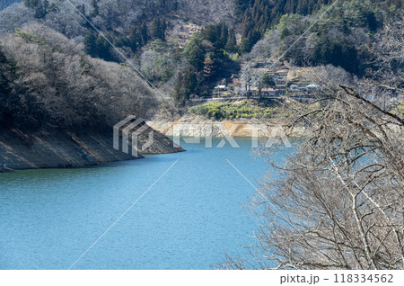 早春の奥多摩湖の風景 118334562