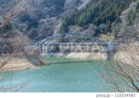 奥多摩湖のアーチ橋、三頭橋 118334565