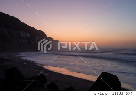 朝焼けが美しい夜明の屏風ヶ浦 118334574