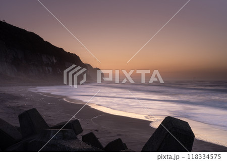 朝焼けが美しい夜明の屏風ヶ浦 朝焼けが美しい夜明の屏風ヶ浦 118334575