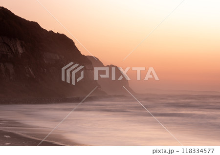 朝焼けが美しい夜明の屏風ヶ浦 118334577