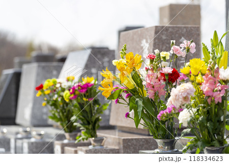 霊園の墓石に供えられた仏花 118334623