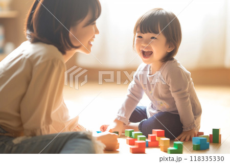 積み木で遊ぶ保育園の園児と若い保育士_1 118335330