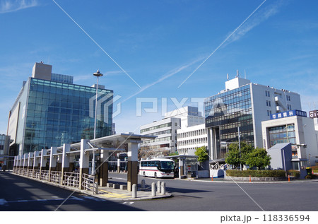 JR松江駅北口バスターミナルから見上げる爽やかな快晴の青空と駅前の街並みに立ち並ぶビル群:パース構図 JR松江駅北口バスターミナルから見上げる爽やかな快晴の青空と駅前の街並みに立ち並ぶビル群:パース構図 118336594