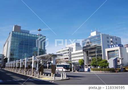 JR松江駅北口バスターミナルから見上げる爽やかな快晴の青空と駅前の街並みに立ち並ぶビル群:パース構図 JR松江駅北口バスターミナルから見上げる爽やかな快晴の青空と駅前の街並みに立ち並ぶビル群:パース構図 118336595