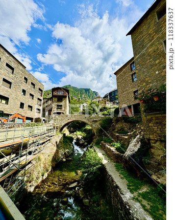 アンドラ公国を散策中に見つけた川に架かる橋 アンドラ公国を散策中に見つけた川に架かる橋 118337637