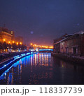 雪降る夜の小樽運河 118337739