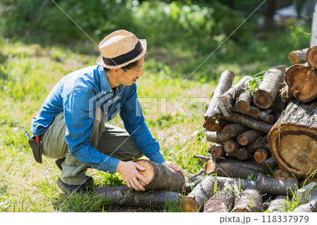 薪割りの準備をする男性 118337979