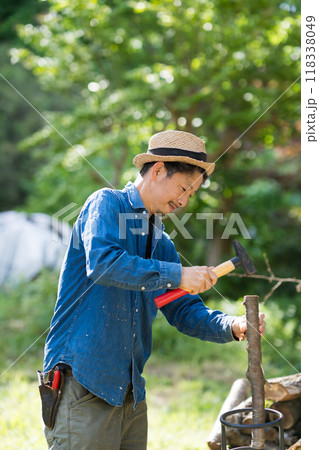 薪割りをする男性 118338049