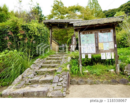 浄瑠璃寺 参道沿いにあるお食事処の石階段を見上げる風景 京都府木津川市加茂町 浄瑠璃寺 参道沿いにあるお食事処の石階段を見上げる風景 京都府木津川市加茂町 118338067