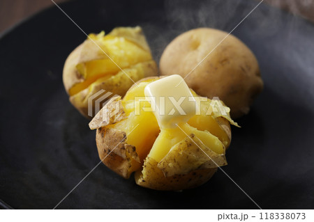 バターが溶けた美味しそうなじゃがバター 118338073