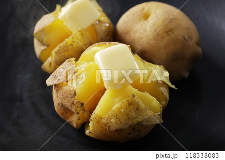 バターが溶けた美味しそうなじゃがバター バターが溶けた美味しそうなじゃがバター 118338083
