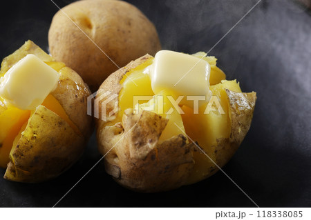 バターが溶けた美味しそうなじゃがバター バターが溶けた美味しそうなじゃがバター 118338085