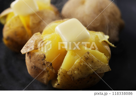 バターが溶けた美味しそうなじゃがバター バターが溶けた美味しそうなじゃがバター 118338086