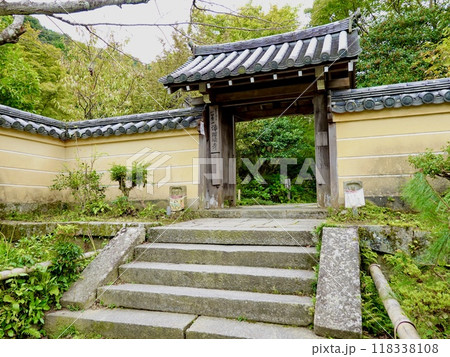 浄瑠璃寺 石階段と山門が素朴な印象を与える風景 京都府木津川市加茂町 浄瑠璃寺 石階段と山門が素朴な印象を与える風景 京都府木津川市加茂町 118338108