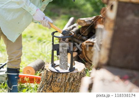 薪割りをする女性の手元 118338174