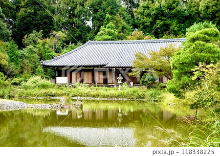 浄瑠璃寺 宝池越しに見える本堂の風景 京都府木津川市加茂町 浄瑠璃寺 宝池越しに見える本堂の風景 京都府木津川市加茂町 118338225