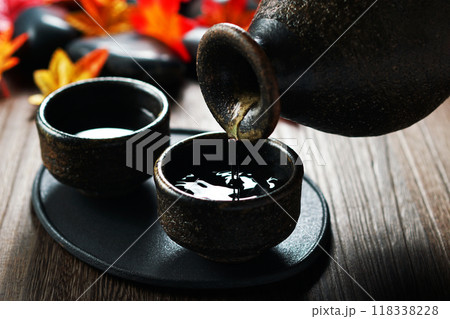 秋の日本酒・注がれる日本酒 秋の日本酒・注がれる日本酒 118338228