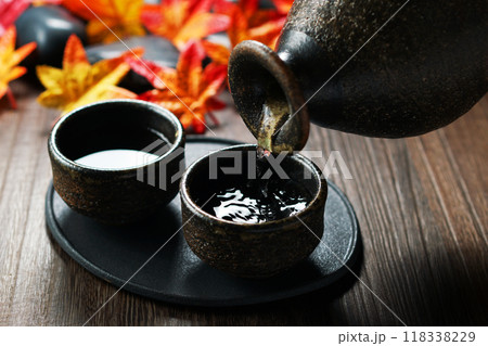 秋の日本酒・注がれる日本酒 秋の日本酒・注がれる日本酒 118338229