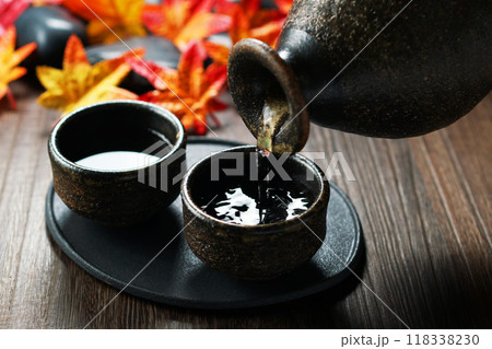 秋の日本酒・注がれる日本酒 秋の日本酒・注がれる日本酒 118338230