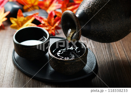 秋の日本酒・注がれる日本酒 秋の日本酒・注がれる日本酒 118338233