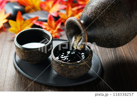 秋の日本酒・注がれる日本酒 118338257