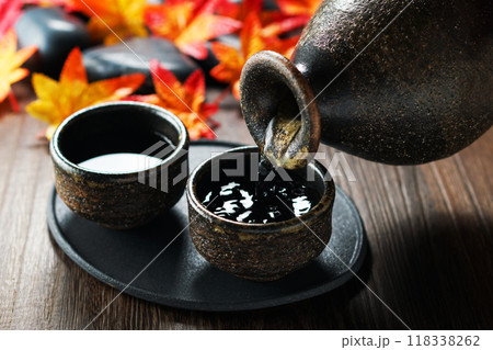 秋の日本酒・注がれる日本酒 118338262