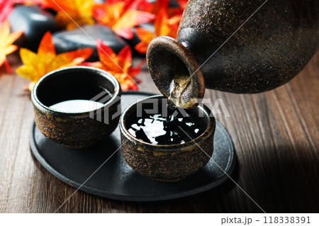 秋の日本酒・注がれる日本酒 118338391