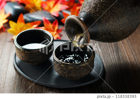 秋の日本酒・注がれる日本酒 118338393