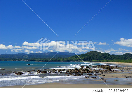 台風一過の青い空と青い海 台風一過の青い空と青い海 118339405