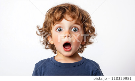 驚いた表情をしている子供、白背景 118339981